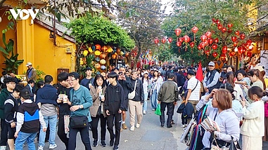 Dòng người đổ về phố cổ Hội An những ngày đầu năm mới