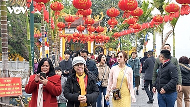 Dòng người đổ về chùa Trấn Quốc, Phủ Tây Hồ đi lễ sáng Mùng 1 Tết