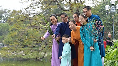 Người Hà Nội xúng xính áo dài du xuân sáng mùng 1 Tết