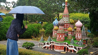 Chu du vòng quanh thế giới trong công viên chủ đề tí hon