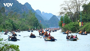 Hàng vạn du khách đội mưa rét đi khai hội Chùa Hương từ sáng sớm