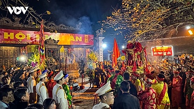 Khai ấn Đền Trần: Đông kín người chờ xin ấn lộc từ giữa đêm
