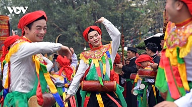 Trai làng Triều Khúc giả gái múa “con đĩ đánh bồng” dưới mưa xuân
