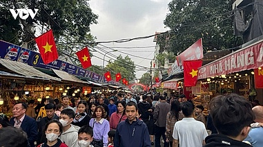 Người dân chen chân đi lễ Phủ Tây Hồ trong ngày mùng 4 Tết