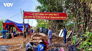 Bộ đội giúp dân xây dựng nhà ở tại Sóc Trăng