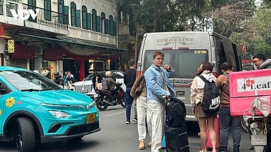 Cận cảnh xe ô tô trên 16 chỗ đón trả khách trên phố cổ khiến giao thông ùn ứ