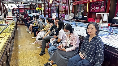 Giá vàng lập đỉnh mới, người dân lại xếp hàng để mua