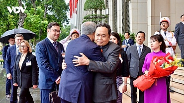 Russian State Duman Chairman Volodin warmly welcomed in Hanoi on official visit