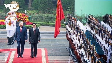 Top Lao leader Thongloun Sisoulith warmly welcomed in Hanoi on State visit