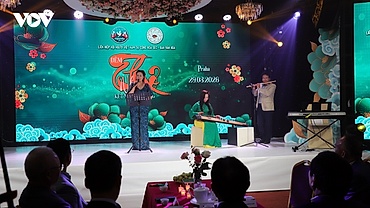 Poetry night in Prague strengthens bonds within Vietnamese community
