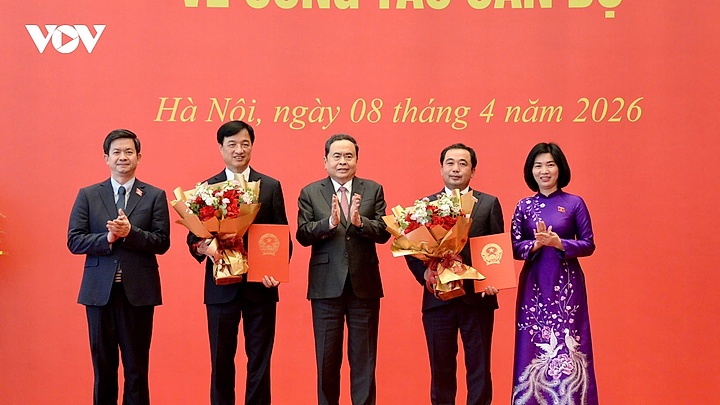 Chủ tịch Quốc hội trao Nghị quyết phê chuẩn Trưởng đoàn đại biểu Quốc hội