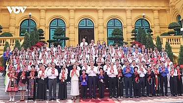 Party chief, State President meets outstanding young pioneers in Hanoi