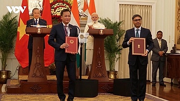 Top Vietnamese leader, Indian PM witness exchange of cooperation documents