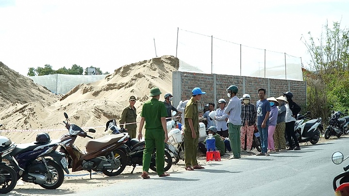 Cà Mau tìm thấy thi thể bé gái mất tích trong vụ chìm ghe chở gạch