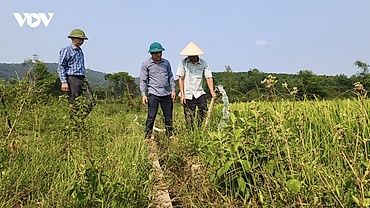 Cán bộ miền núi Quảng Trị hỗ trợ nhau hoàn thành nhiệm vụ