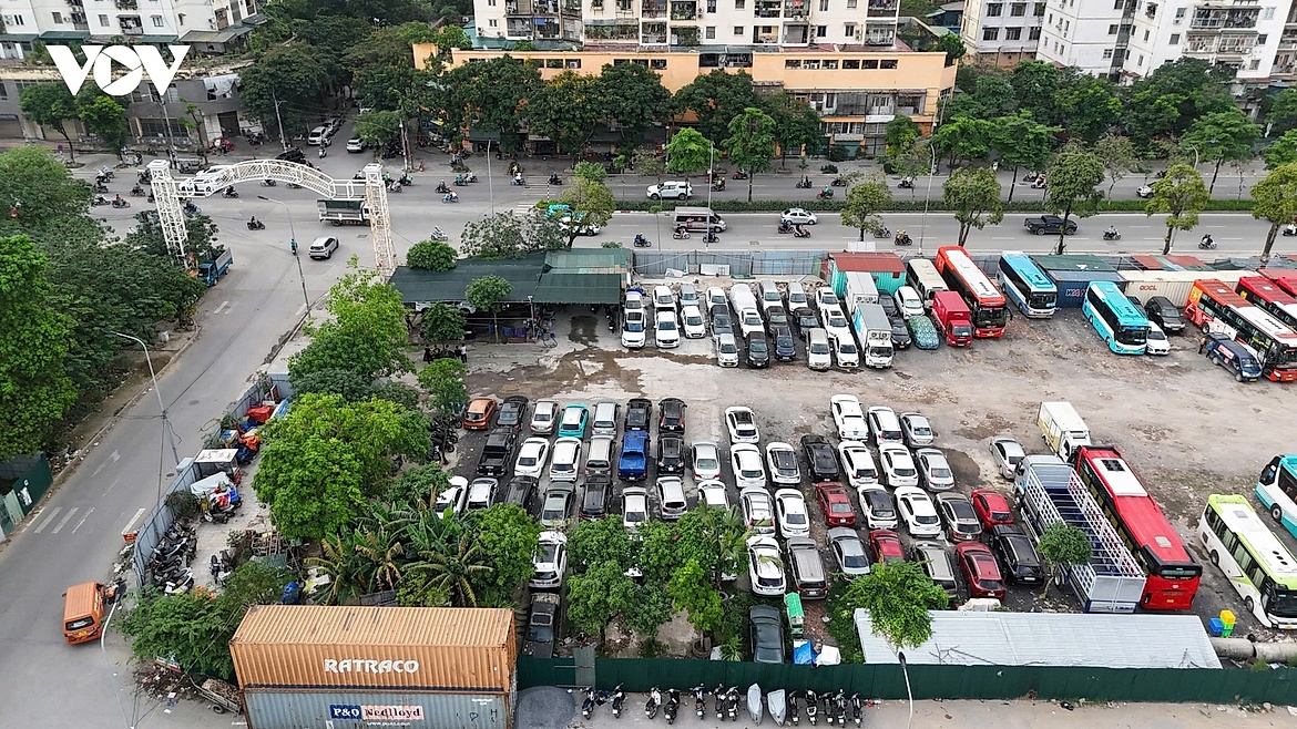 Bãi xe không phép mọc trên đất dự án ở Hoàng Mai, người dân thấp thỏm lo cháy nổ
