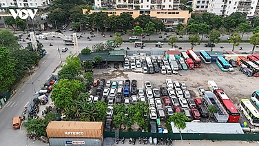 Bãi xe không phép mọc trên đất dự án ở Hoàng Mai, người dân thấp thỏm lo cháy nổ