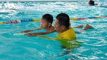 Dạy bơi trong nhà trường giúp phòng, chống đuối nước cho học sinh