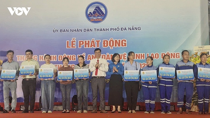 Trao 1.000 suất quà tặng người lao động khó khăn ở Đà Nẵng trong Tháng Công nhân